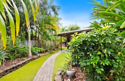 Trinity Beach House | Green Cottage Trinity Beach I Pet friendly I BBQ