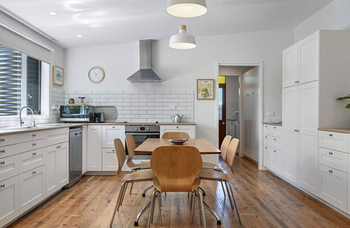 Bathurst House | Greenwood Cottage - Close to CBD, Leafy Backyard