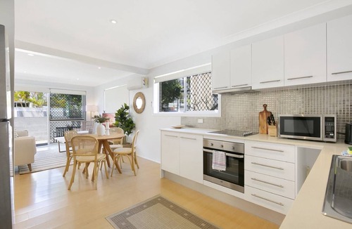 Mermaid Beach Apartment | Ground Floor 2-Bed Mermaid Beach Pad with Parking