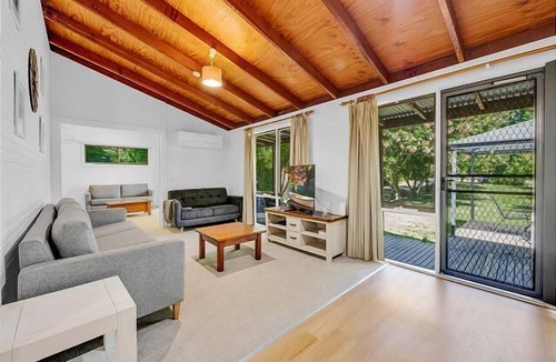 Bright Apartment | Hampton Cottage, Bright