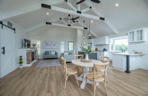 Dubbo East House | Hamptons Cottage. Views & Fireplace. Dubbo.