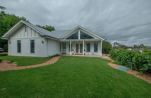 Dubbo East House | Hamptons Cottage. Views & Fireplace. Dubbo.