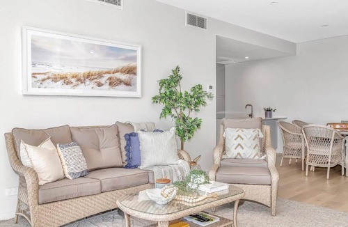 Moana Apartment | Hamptons-inspired Waterfront Living on Moana Beach