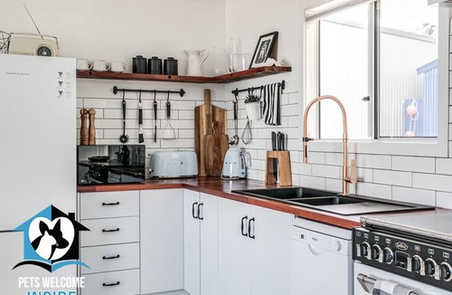 Middleton House | Hamptons Style Beachside Retreat with Brilliant Ocean Views!