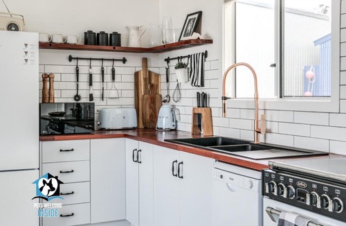 Middleton House | Hamptons Style Beachside Retreat with Ocean Views!