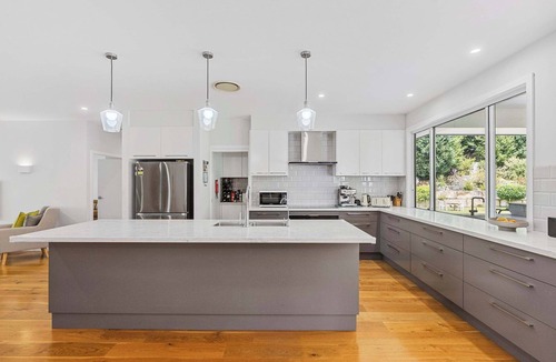 Terrigal House | Hamptons Style | Heated Pool, Acres, Sleeps 8