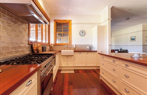 Pokolbin House | Hanging Tree Homestead - vineyard views, nature & farm animals. Pet-Friendly!