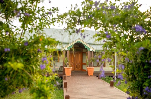 Pokolbin House | Hanging Tree Homestead - vineyard views, nature & farm animals. Pet-Friendly!