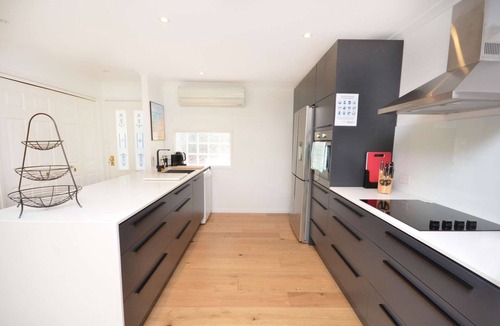 Avoca Beach House | "Happy Ours" - Walking Distance to Shops & Beach