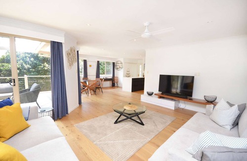 Avoca Beach House | "Happy Ours" - Walking Distance to Shops & Beach