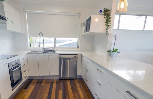 Beachmere House | Happy Tides
