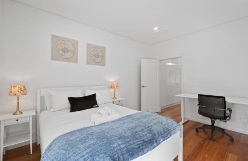 Birchgrove Apartment | Harbour Glimpses & Modern Comfort