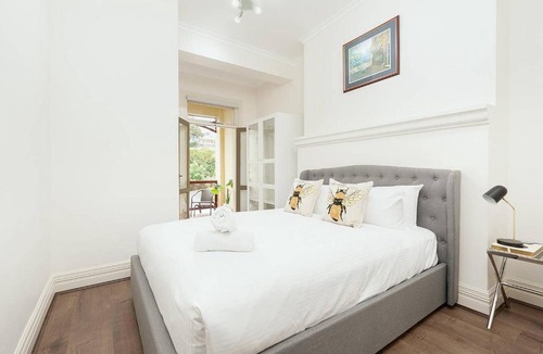 Dawes Point Apartment | Harbour View on Windmill St, Apt. 3