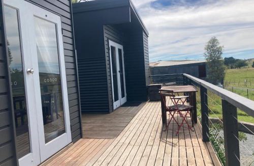 Mount Fairy Apartment | Hayshed Cabins - Merigan Farm Stay