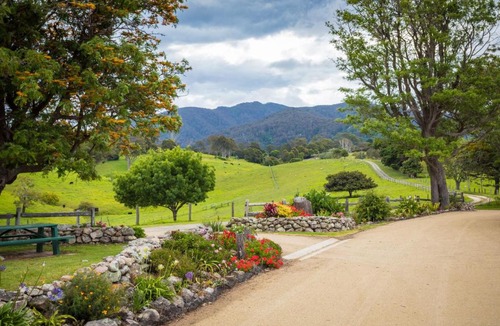 Central Tilba House | Henkley Cottage 1 Isaiah