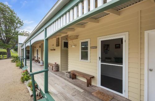 Central Tilba House | Henkley Cottage 2 Jeremiah