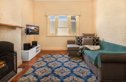 Henley Beach South House | ⭐️Henley Beach Haven⭐️ Sleeps 6, WiFi, Netflix, Parking