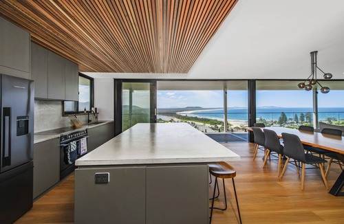 Crescent Head House | HIGH END FINISHES AND UNBEATABLE VIEWS!
