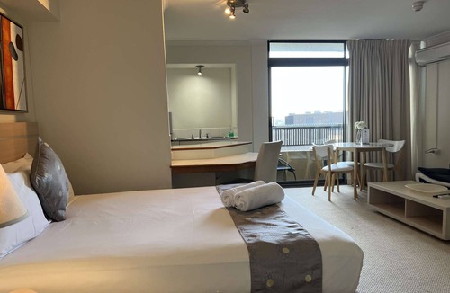 Darlinghurst Apartment | High Floor Sydney City Studio with Balcony