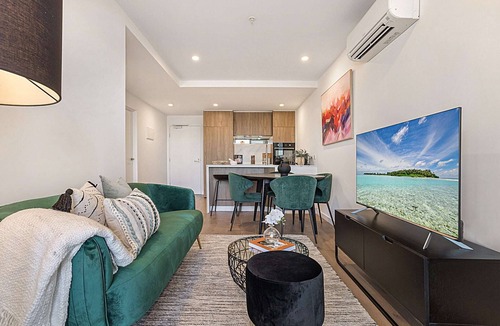 Moonee Ponds Apartment | High-Rise Balcony Unit with City Views, Gym, Pool
