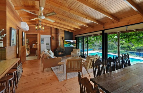 Merrijig House | Hil & Jack='s Riverfront Cabin, Merrijig Mt Buller