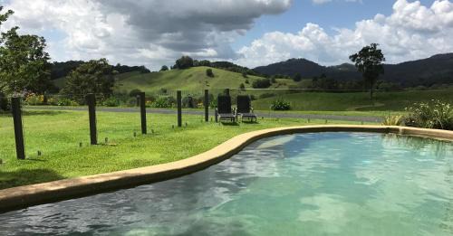 Upper Crystal Creek Bed & Breakfast | Hillcrest Mountain View Retreat