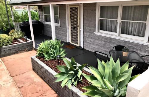 Broken Hill House | HILLSIDE HAVEN CHARMING C1920 COTTAGE Pet Friendly Sleeps 1 - 6