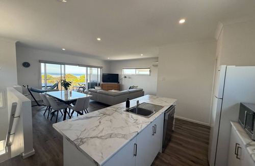 Muloowurtie House | Hilltopia - Beachfront! Pool table! Free Wifi!
