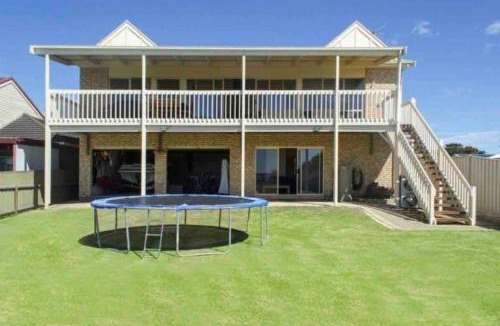 Nangkita House | Hindmarsh Hideaway - Waterfront Pet-friendly Living with Private Jetty