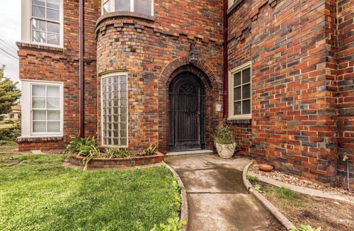 Williamstown Condo | Historic beachfront apartment with bay views