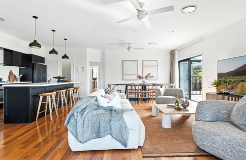 Berry House | Holiday Crescent – Spacious, stylish retreat with pool, perfect