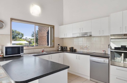 Torquay House | Holyhead Coastal Comfort -14 guests Walk to Beach