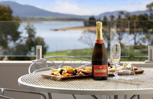 Jindabyne Apartment | Horizons 414 - Deluxe Lake Front Studio l Pool l Tennis l WiFi
