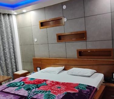Renuka Hotel | Hotel Dhan Luxmi