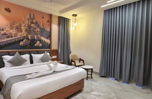 Dwarka Hotel | HOTEL HANIE TREE