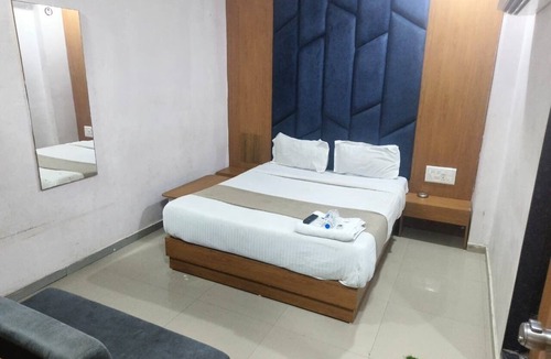 Ahmedabad Hotel | HOTEL NEELKANTH PALACE MOTERA