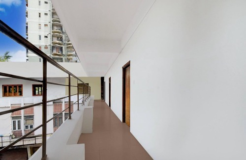 Hyderabad House | Hotel O Lakdikapul Near Birla Mandir
