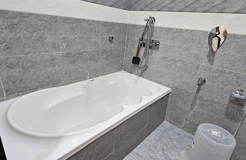 Surat Hotel | Hotel Radiyesan Gold