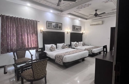 Pink City Hotel | Hotel Ratnawali