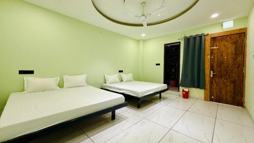 Rau Hotel | Hotel Shree Hari Palace