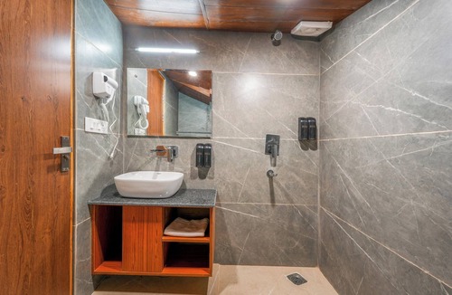 New Manali Hotel | Hotel Skyline, Manali - Walking to Mall Road, Centrally Heated