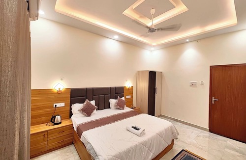 Ayodhya Hotel | Hotel Vrindavan Palace Ayodhya