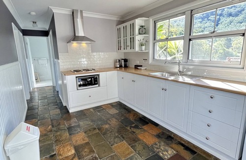 Rosebrook Cottage | Hunter Valley - Romantic luxury spa cottage - awesome views Cadair Cottage No 2