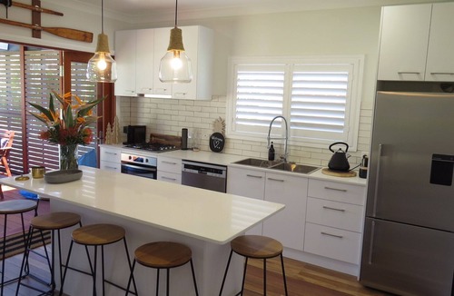 Huskisson House | Husky Central, luxury, 2 minute walk to town, pet friendly, wi-fi, hygenic, warm