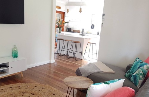 Huskisson House | Husky Central, luxury, 2 minute walk to town, pet friendly, wi-fi, hygenic, warm
