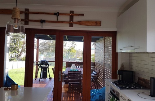 Huskisson House | Husky Central, luxury, 2 minute walk to town, pet friendly, wi-fi, hygenic, warm