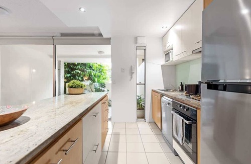 Teneriffe Apartment | Hustle & Bustle! 2 Bed/1Bath/1Car/Pool ~ Teneriffe