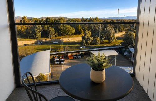 City East Apartment | Iconic Canberra Views with Pool and Gym - Hosted by Canstay