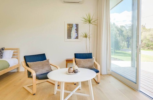 Dunsborough House | Ideally Located Modern Studio Apartment