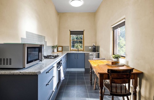 West Bendigo House | Idyllic, peaceful and historical "Coath Cottage" minutes from Bendigo's CBD